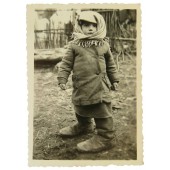 Фотография немецкого солдата с оккупированной территории СССР. Фото ребенка, местного жителя